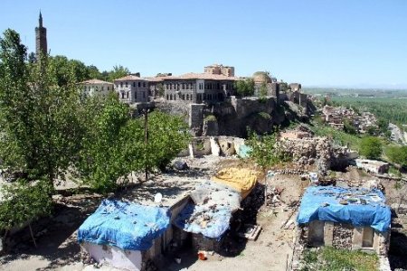 Şehit sahabe kabirlerinin çevresindeki çalışma, 5 yılda bir arpa boyu ilerledi