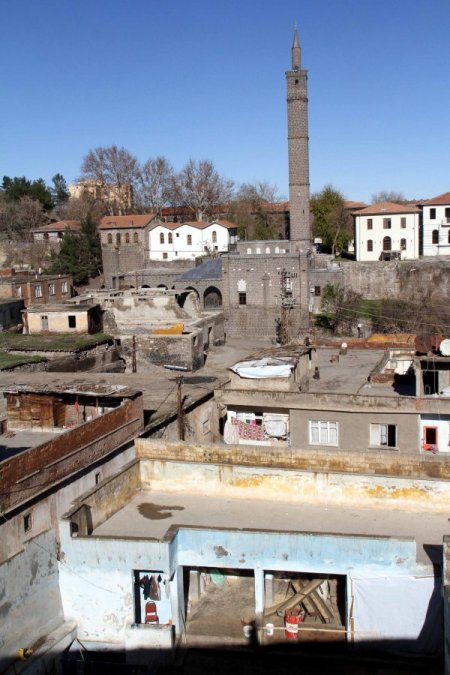 Şehit sahabelerin etrafındaki ahırlar hala kaldırılmadı