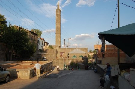Şehit Sahabelerin Yattığı Caminin Çevresi Açık Hava Müzesi Olacak