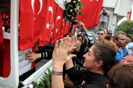 Şehit savcıyı baba evinden binlerce kişi gözyaşlarıyla uğurladı