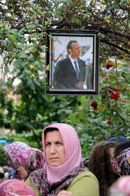 Şehit savcıyı baba evinden binlerce kişi gözyaşlarıyla uğurladı