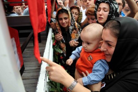 Şehit savcıyı baba evinden binlerce kişi gözyaşlarıyla uğurladı