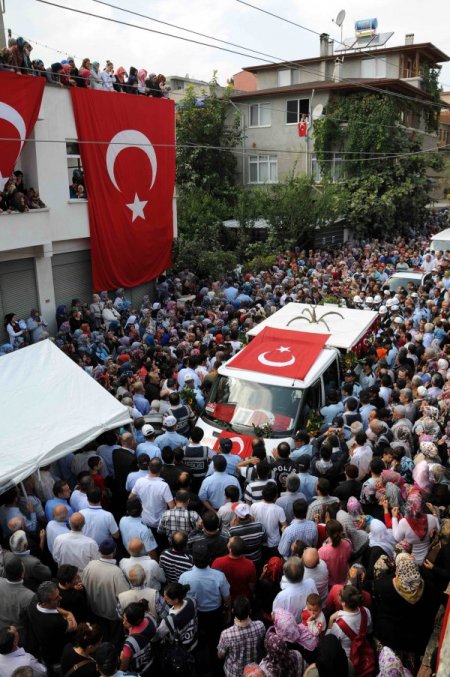 Şehit savcıyı baba evinden binlerce kişi gözyaşlarıyla uğurladı