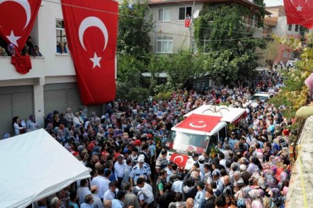 Şehit savcıyı baba evinden binlerce kişi gözyaşlarıyla uğurladı