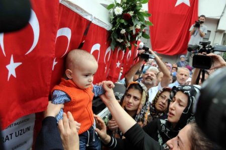 Şehit savcıyı baba evinden binlerce kişi gözyaşlarıyla uğurladı
