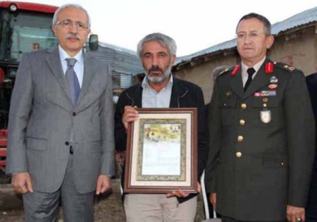 Şehit Topaloğlu’nun babasına şehadet belgesi verildi