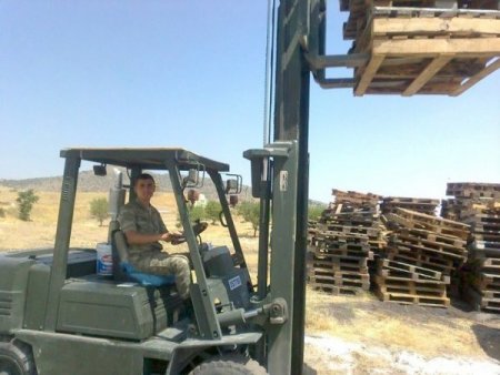 Şehit Uluer'in mühimmat deposu önündeki fotoğrafları