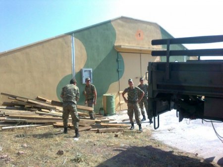 Şehit Uluer'in mühimmat deposu önündeki fotoğrafları