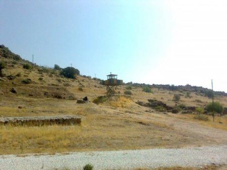 Şehit Uluer'in mühimmat deposu önündeki fotoğrafları