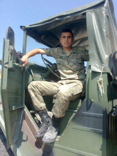 Şehit Uluer'in mühimmat deposu önündeki fotoğrafları