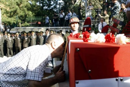 Şehit üsteğmen, vasiyeti olan şehitliğe defnedildi