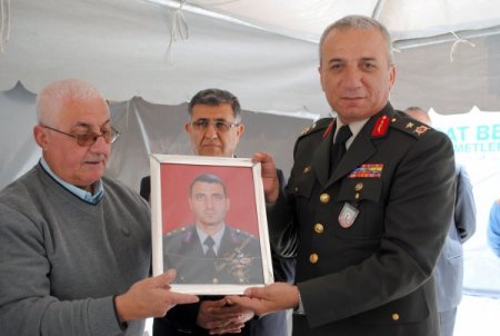 Şehit Üsteğmen Şarlak'ın Berat Ve Onur Belgesi Ailesine Teslim Edildi