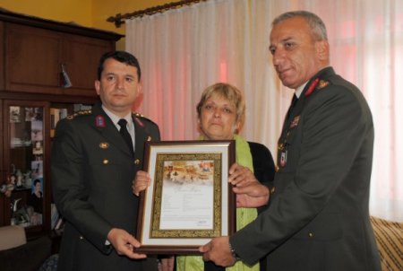 Şehit Üsteğmen Şarlak'ın Berat Ve Onur Belgesi Ailesine Teslim Edildi