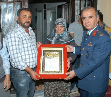 Şehit uzman çavuşun ailesine şehadet belgesi teslim edildi