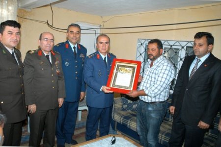Şehit uzman çavuşun ailesine şehadet belgesi teslim edildi