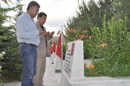 Şehit Yakınları Ve Bazı Vatandaşlar Babalar Günü'nde Şehitleri Yalnız Bırakmadı