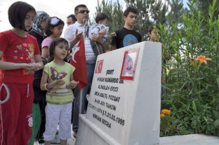 Şehit Yakınları Ve Bazı Vatandaşlar Babalar Günü'nde Şehitleri Yalnız Bırakmadı