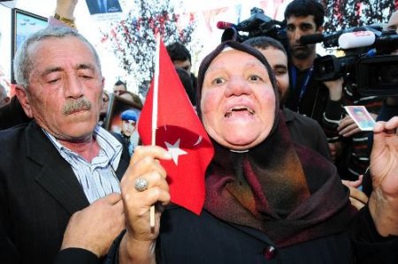 Şehit Yakınlarından Tepkili Ve Gözü Yaşlı Yürüyüş