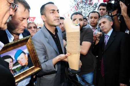 Şehit Yakınlarından Tepkili Ve Gözü Yaşlı Yürüyüş