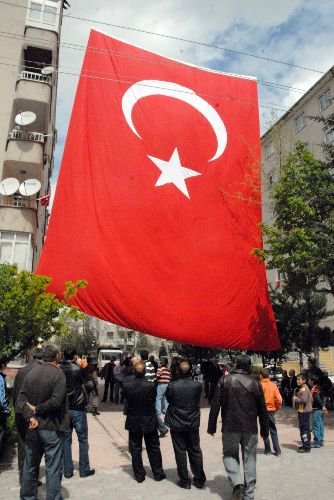 Şehit Yüzbaşının Ana Ocağında Dev Türk Bayrağı Asıldı