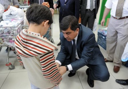 Şehitkamil Belediyesi, çocuklara bayramlık hediye etti