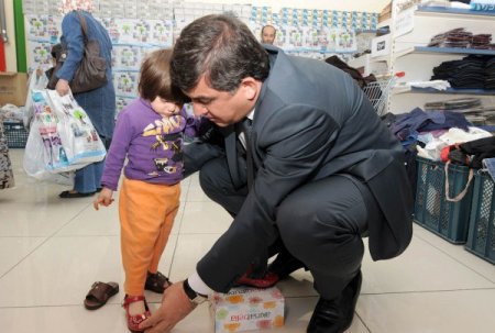 Şehitkamil Belediyesi, çocuklara bayramlık hediye etti