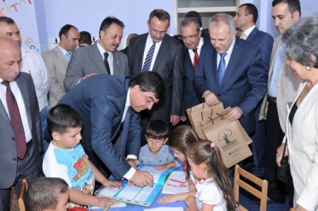 Şehitkamil Belediyesi'nden 15 bin öğrenciye kırtasiye malzemesi