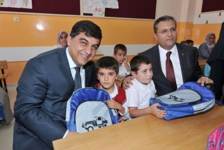 Şehitkamil Belediyesi'nden 15 bin öğrenciye kırtasiye malzemesi