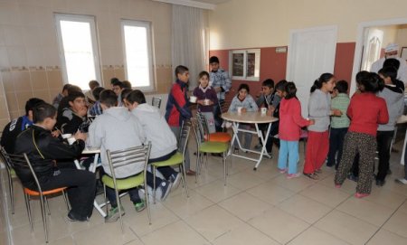 Şehitkâmil Belediyesi'nden 25 aile merkezi ile 19 etüt merkezine aşure