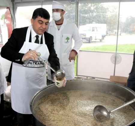 Şehitkâmil Belediyesi'nden 25 aile merkezi ile 19 etüt merkezine aşure