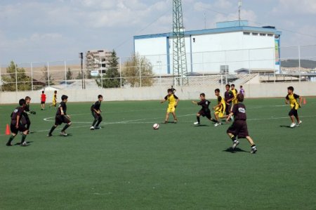 Şehitkamil’de bir yılda 2 binin üzerinde genç krampon yeşil sahaya çıkıyor