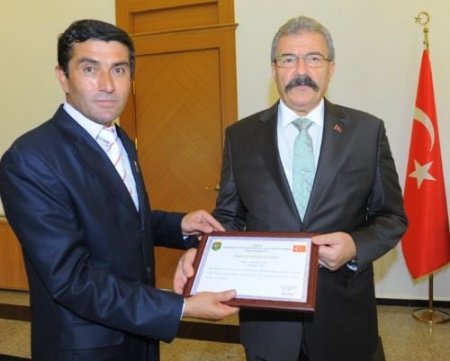 Şehitler Derneği Tarafından Vali Cerrah'a Onursal Üyelik Şilti Verildi