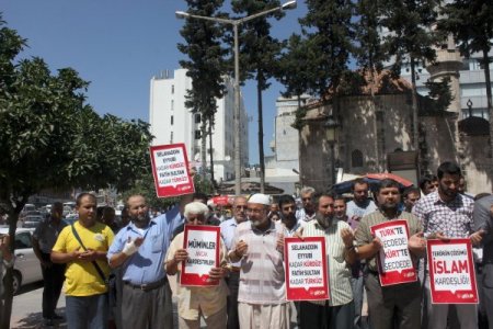 Şehitler için gıyabi cenaze namazı kılıp, terörü telin ettiler