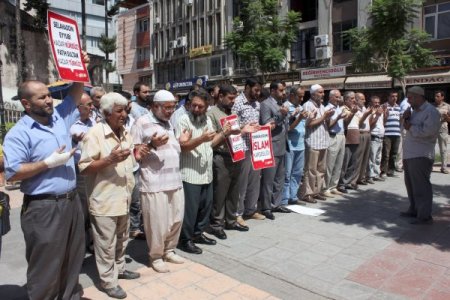 Şehitler için gıyabi cenaze namazı kılıp, terörü telin ettiler