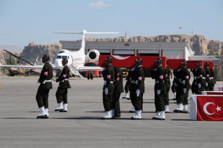 Şehitler İçin Van'da Tören Düzenlendi