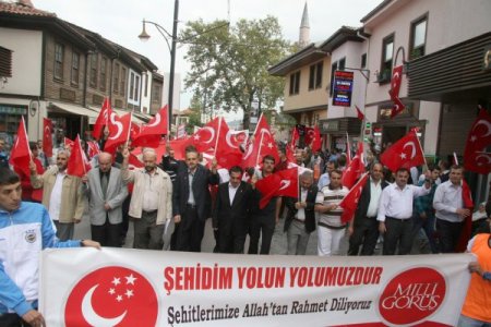 Şehitler için yürüdüler