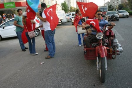 Şehitler için yürüdüler