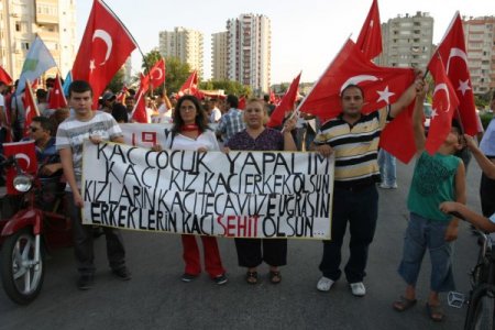 Şehitler için yürüdüler