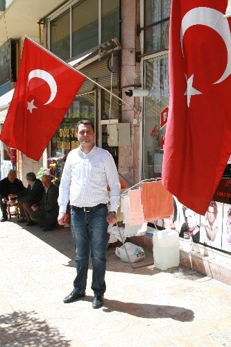 Şehitlerin anısını dükkânında yaşatıyor