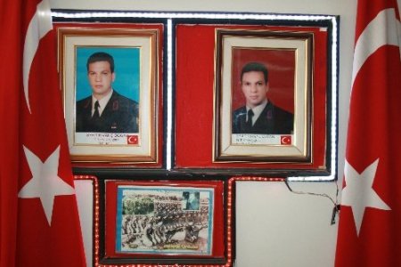 Şehitlerin anısını dükkânında yaşatıyor