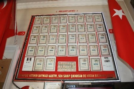 Şehitlerin anısını dükkânında yaşatıyor