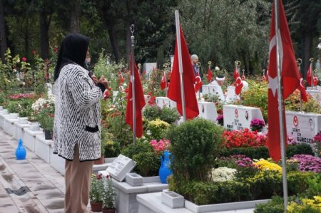 Şehitlerinin başında dua edip gözyaşı döktüler