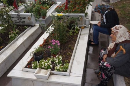 Şehitlerinin başında dua edip gözyaşı döktüler