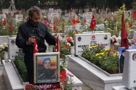 Şehitlerinin başında dua edip gözyaşı döktüler