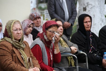Şehitliği ziyaret eden yaşlılar gözyaşların tutamadı