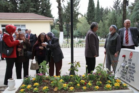 Şehitliği ziyaret eden yaşlılar gözyaşların tutamadı