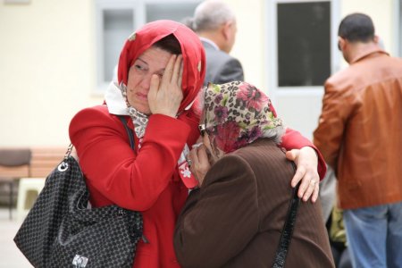 Şehitliği ziyaret eden yaşlılar gözyaşların tutamadı