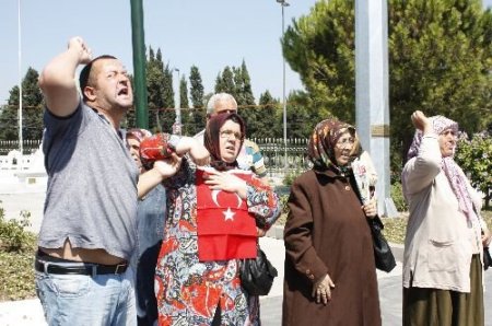Şehitlikte 'açılım' Gerginliği