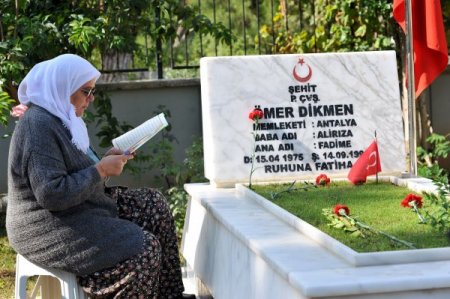 Şehitlikte duygu, gözyaşı ve dua birarada