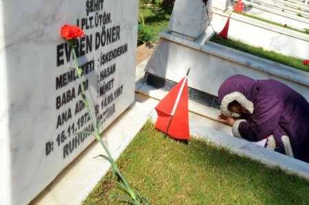 Şehitlikte duygu, gözyaşı ve dua birarada